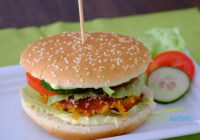 Veganer Süßkartoffel-Kichererbsen Burger mit Curry Mayo